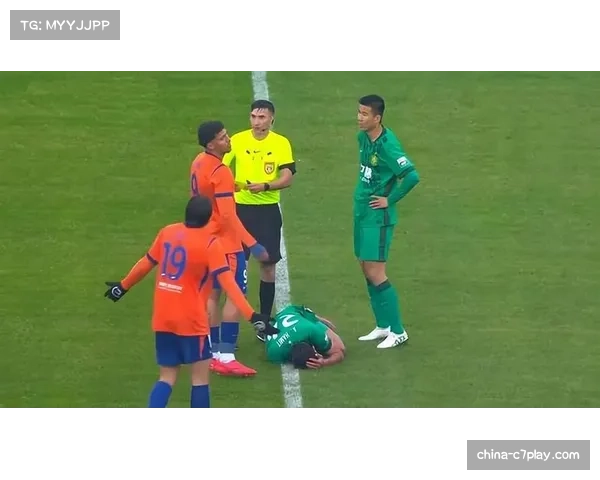 VAR介入取消点球，主裁判回看后认定弗林蓬禁区内假摔